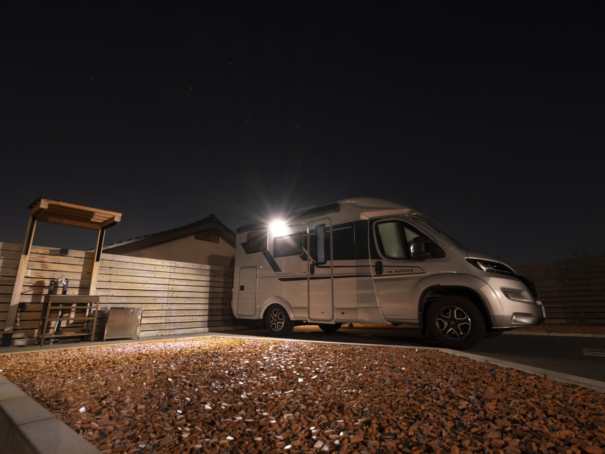 夜のRVパークに停まるキャンピングカー